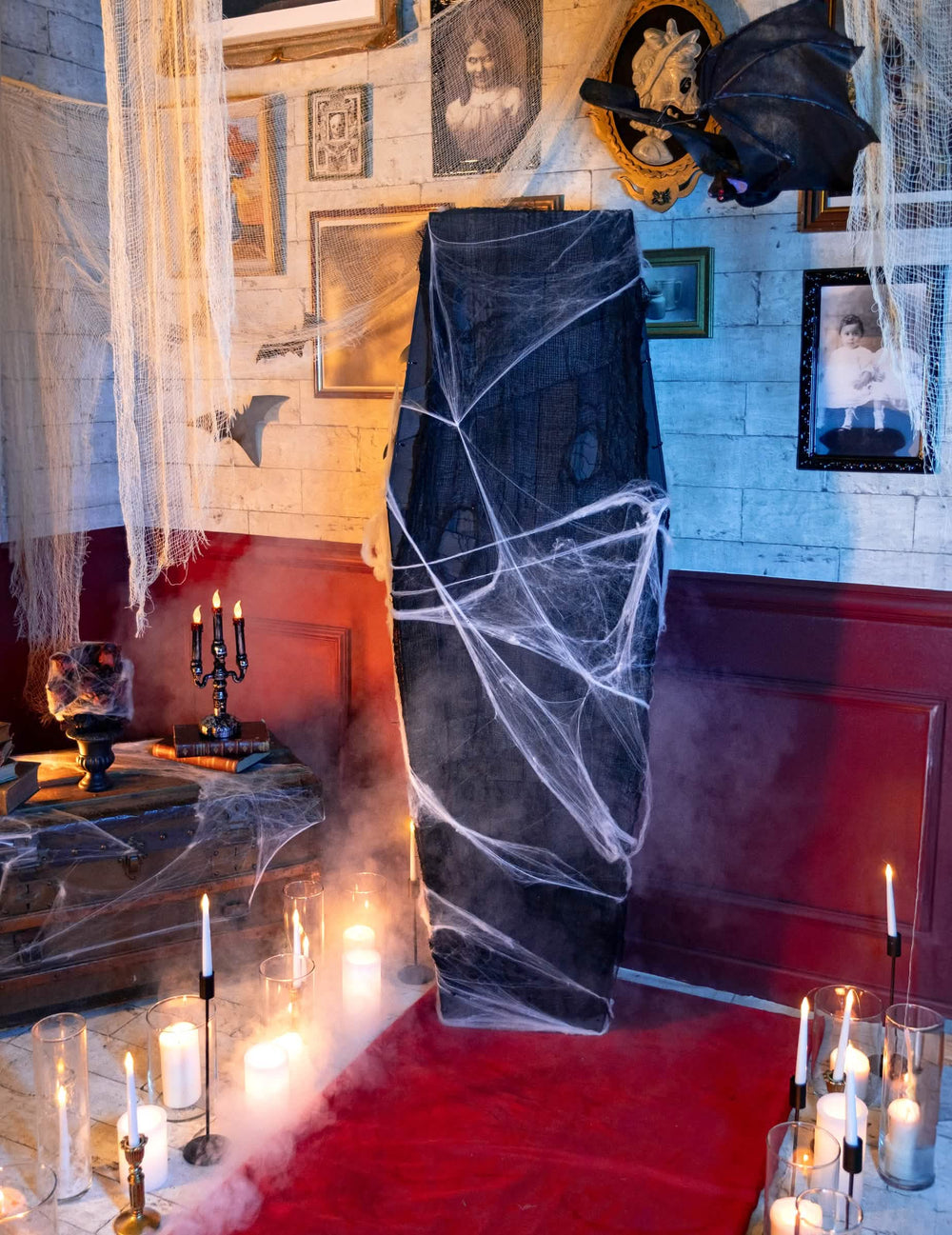 Scenski prikaz atmosfere s lijesom za halloween za dekoraciju u smeđa i crna s paucinom moždanicama