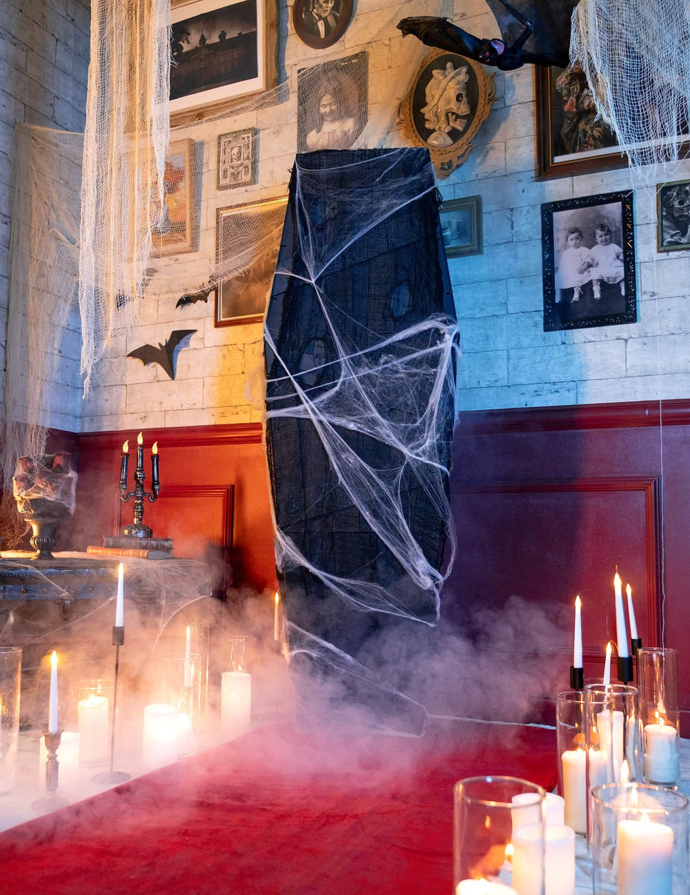 Scena sa svijeće i dimom lijesa za halloween dekoraciju s bijelom paučinom