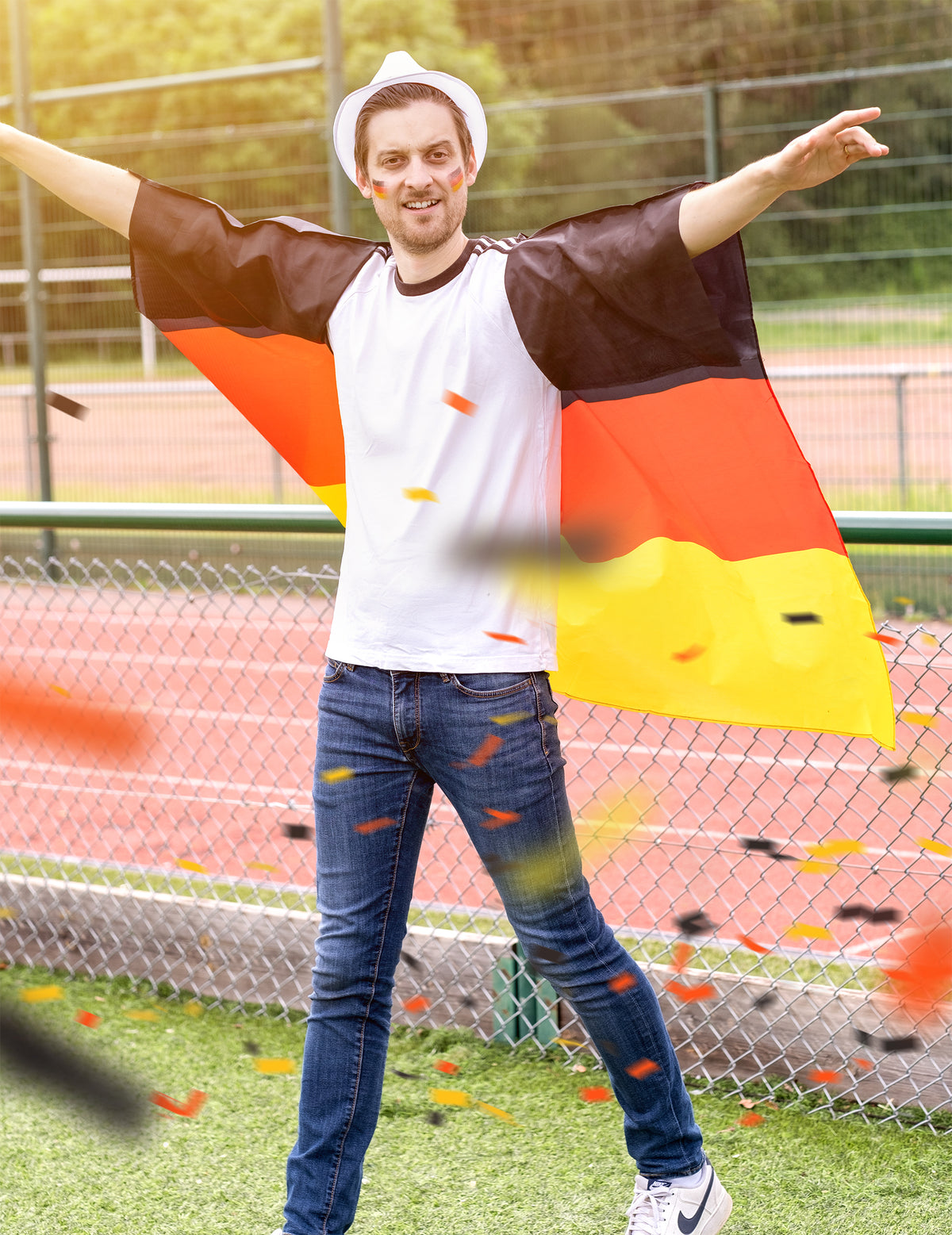 Mise en situation avec cape drapeau du chapeau Allemagne pour adulte