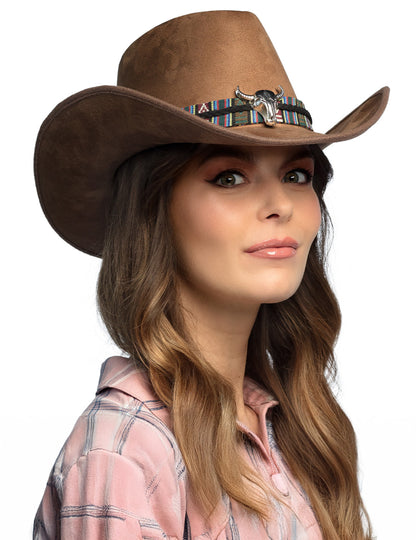 Smeđi kaubojski šešir s glavom odraslog bizona