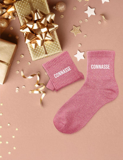 Mise en scène festive des chaussettes à paillettes Connasse