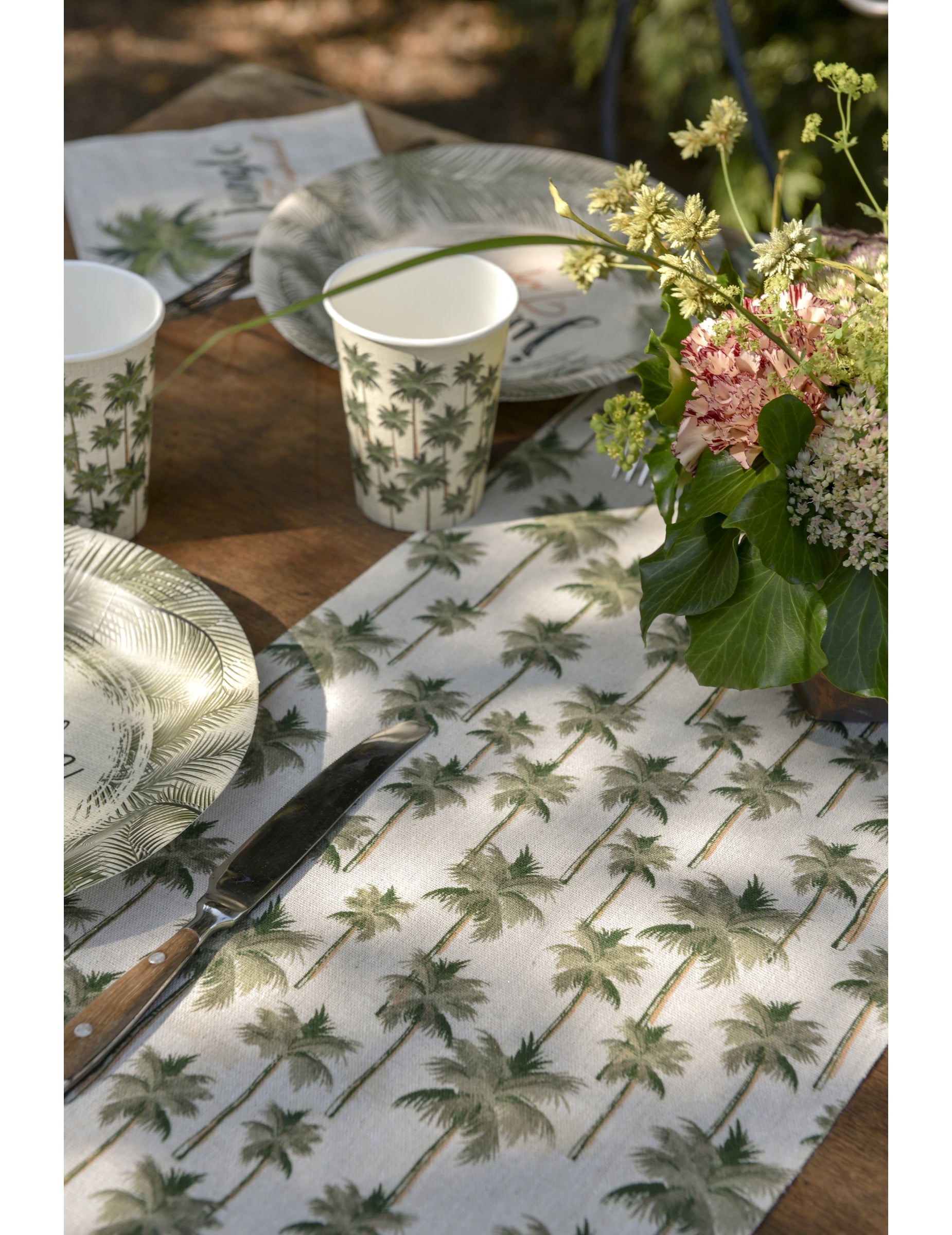 Mise en situation du chemin de table en coton jungle tropicale