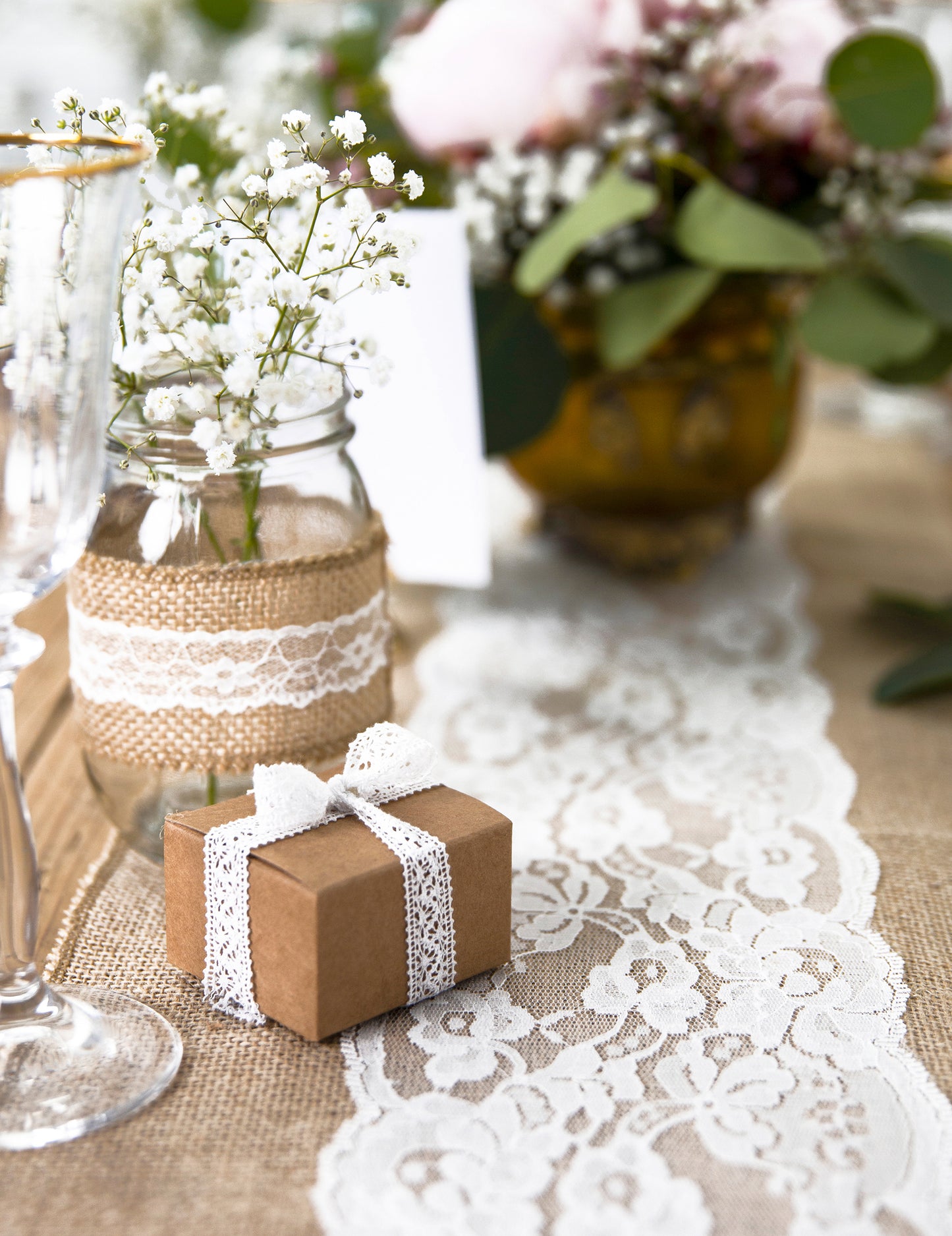 Jutasti nadstolnjak s čipkom u sredini 28 cm x 2,75 m rezna ploča