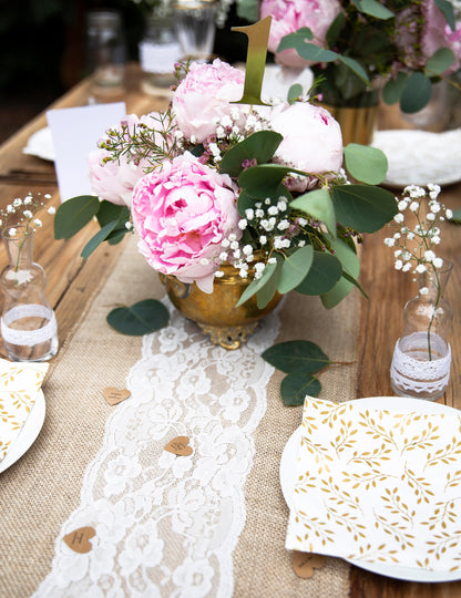 Mise en scène avec centre de table fleuri du chemin de table en jute centre dentelle