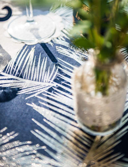 Šik tamnoplavi laneni nadstolnjak sa zlatnim papratima 28 cm x 5 m