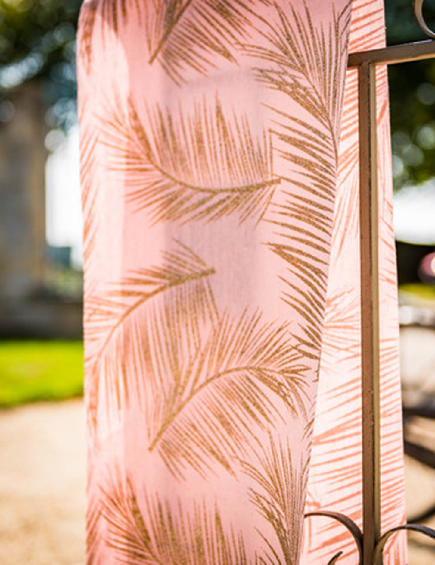 Nadstolnjak od lana u puderasto ružičastoj boji sa zlatnim papratima 28 cm x 5 m tropski