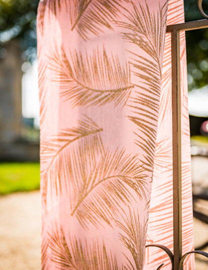 Nadstolnjak od lana u puderasto ružičastoj boji sa zlatnim papratima 28 cm x 5 m tropski