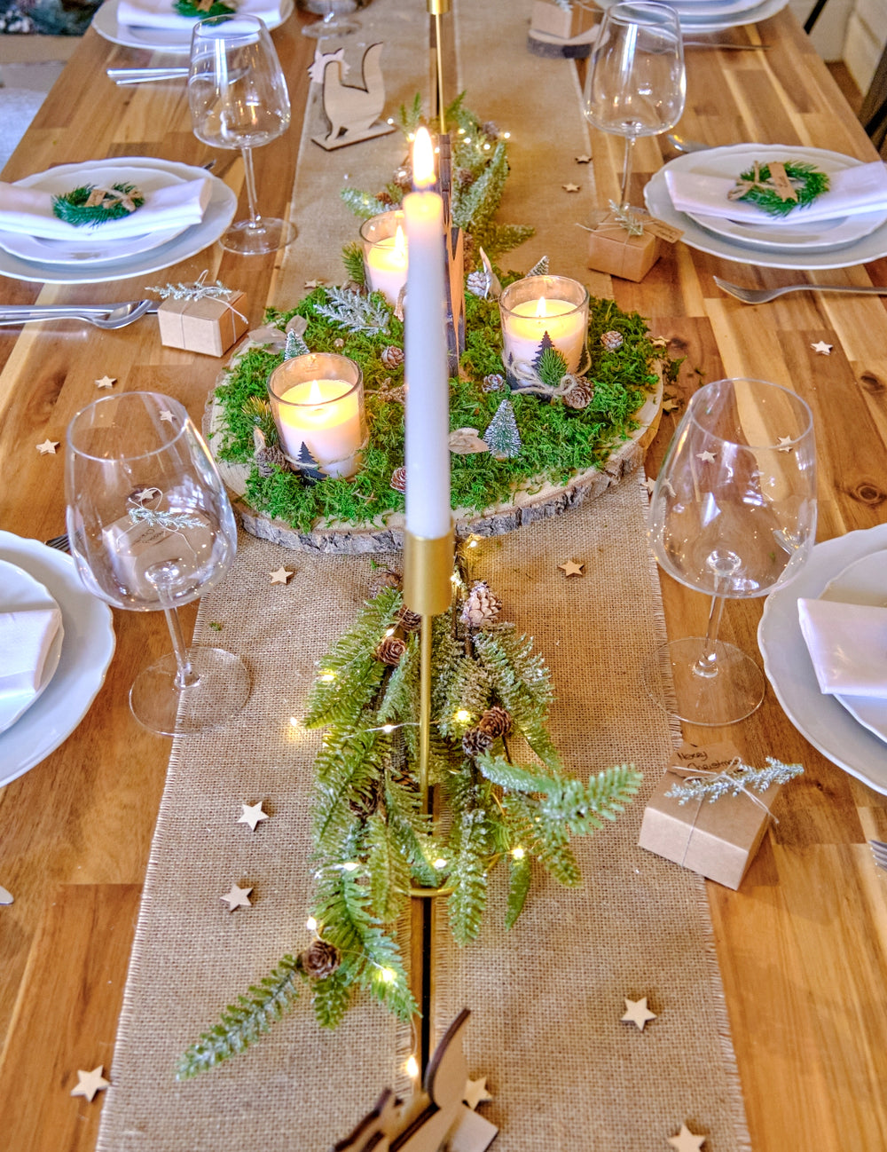 Mise en situation du chemin de table toile de jute pour décoration naturelle
