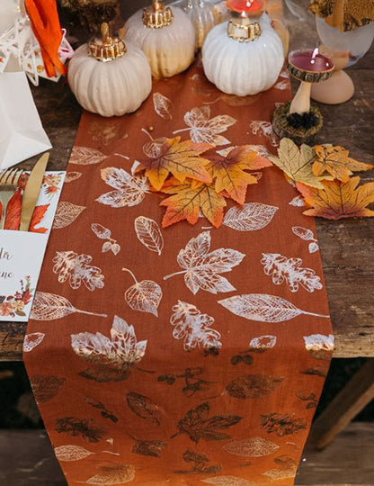 Vue de dessus du chemin de table feuilles d'automne