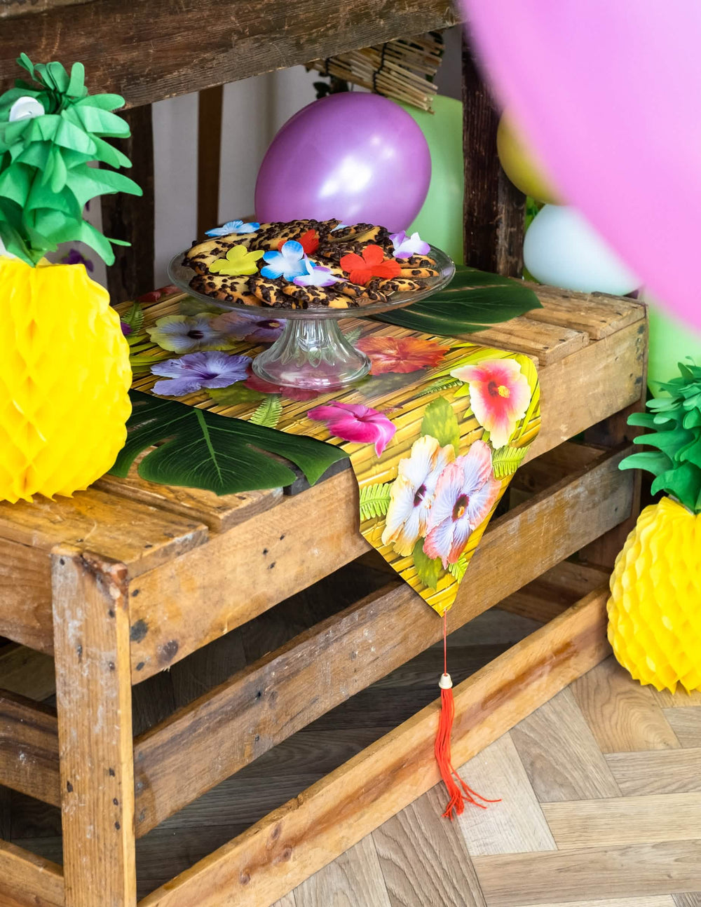 Postavljanje staze za stol s cvijetom hibiskusa havaji
