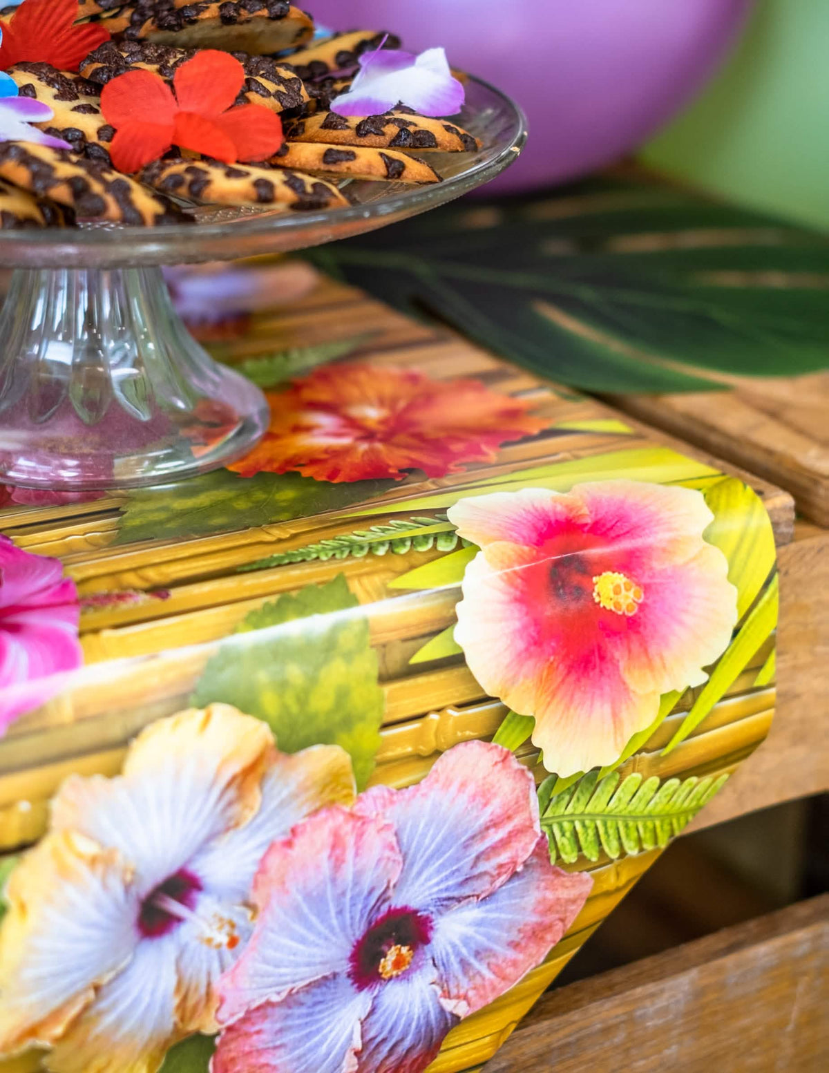 Detalj pada stola s rubom s cvijetom hibiskusa havaji
