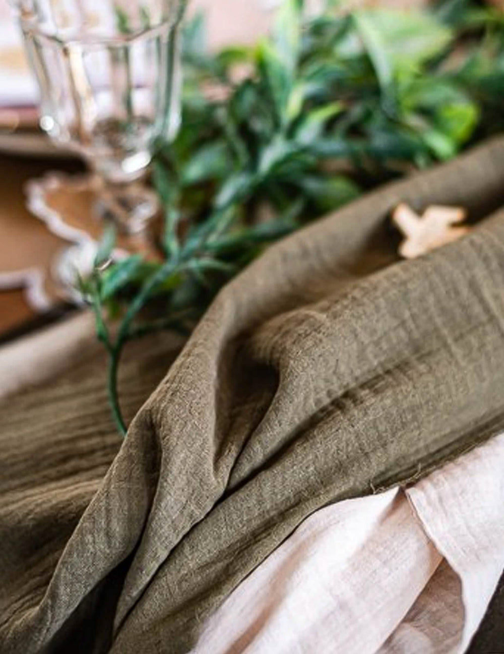 Detalj pamučne gaze stolnog puta u boho stilu