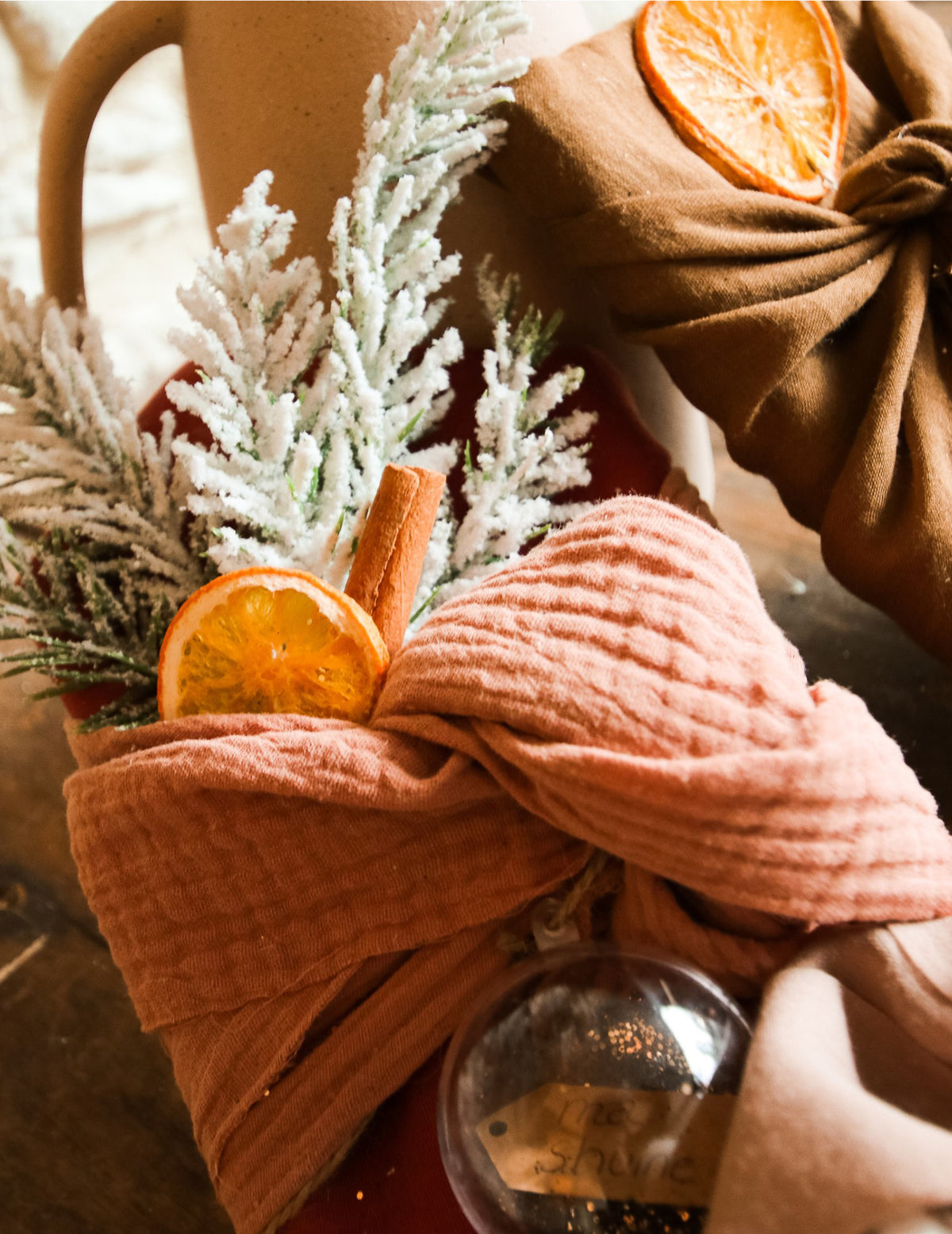 Mise en situation avec nœud et accessoires du chemin de table gaze de coton bohème