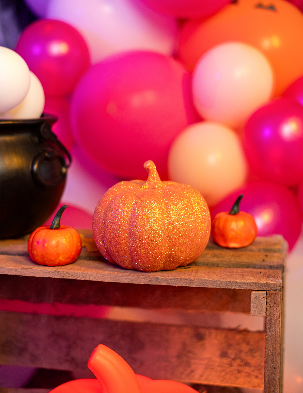 Mise en situation festive de la citrouille orange à paillettes pour décoration d'Halloween
