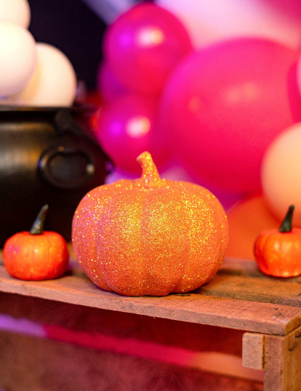 Ambiance de fête avec la citrouille orange à paillettes pour décoration d'Halloween