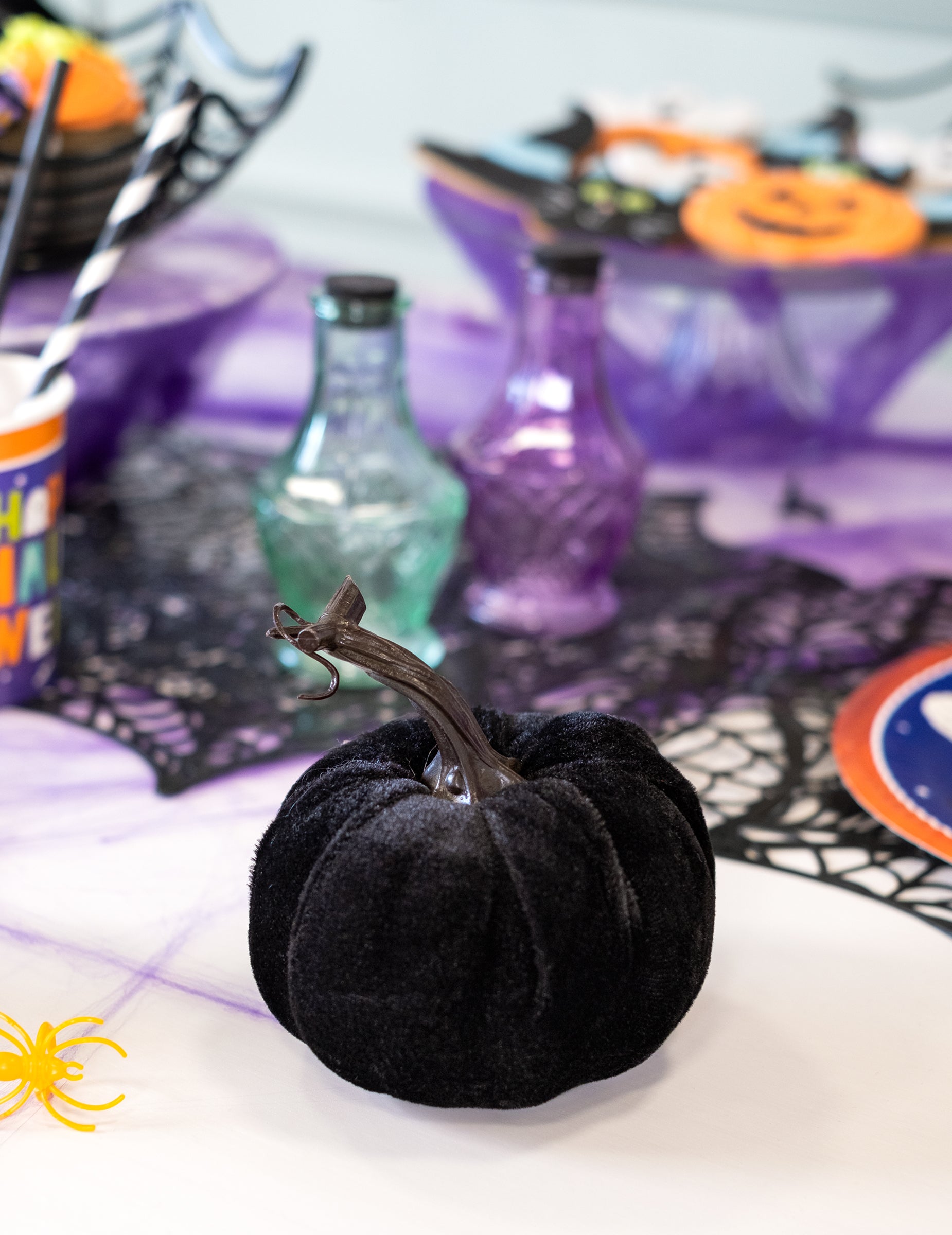 Gros plan sur la citrouille décorative pour Halloween noire en velours