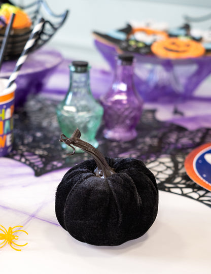 Gros plan sur la citrouille décorative pour Halloween noire en velours