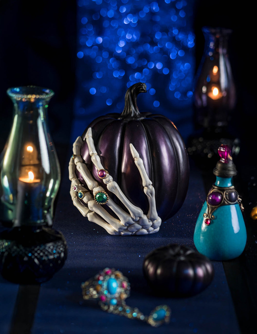 Mise en scène de la citrouille en résine main squelette pour Halloween