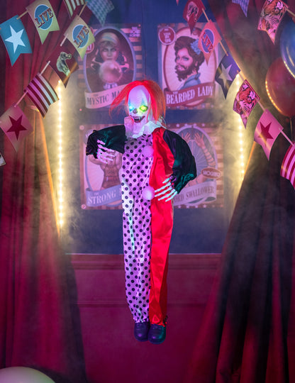 Mise en scène dans un décor de cirque du clown assassin lumineux pour décoration Halloween