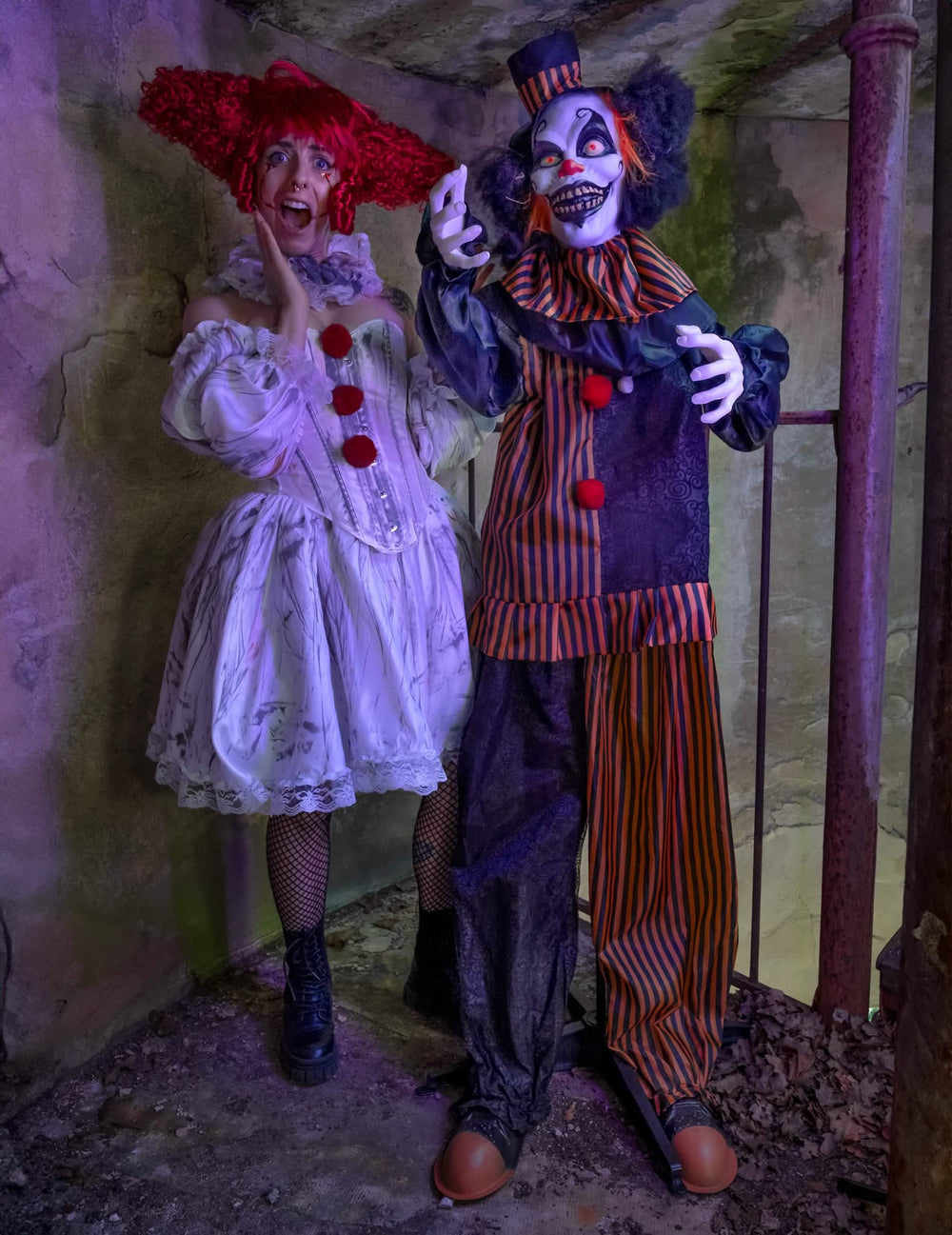Clown démoniaque animé pour Halloween noir et orange rayé avec chapeau haut de forme