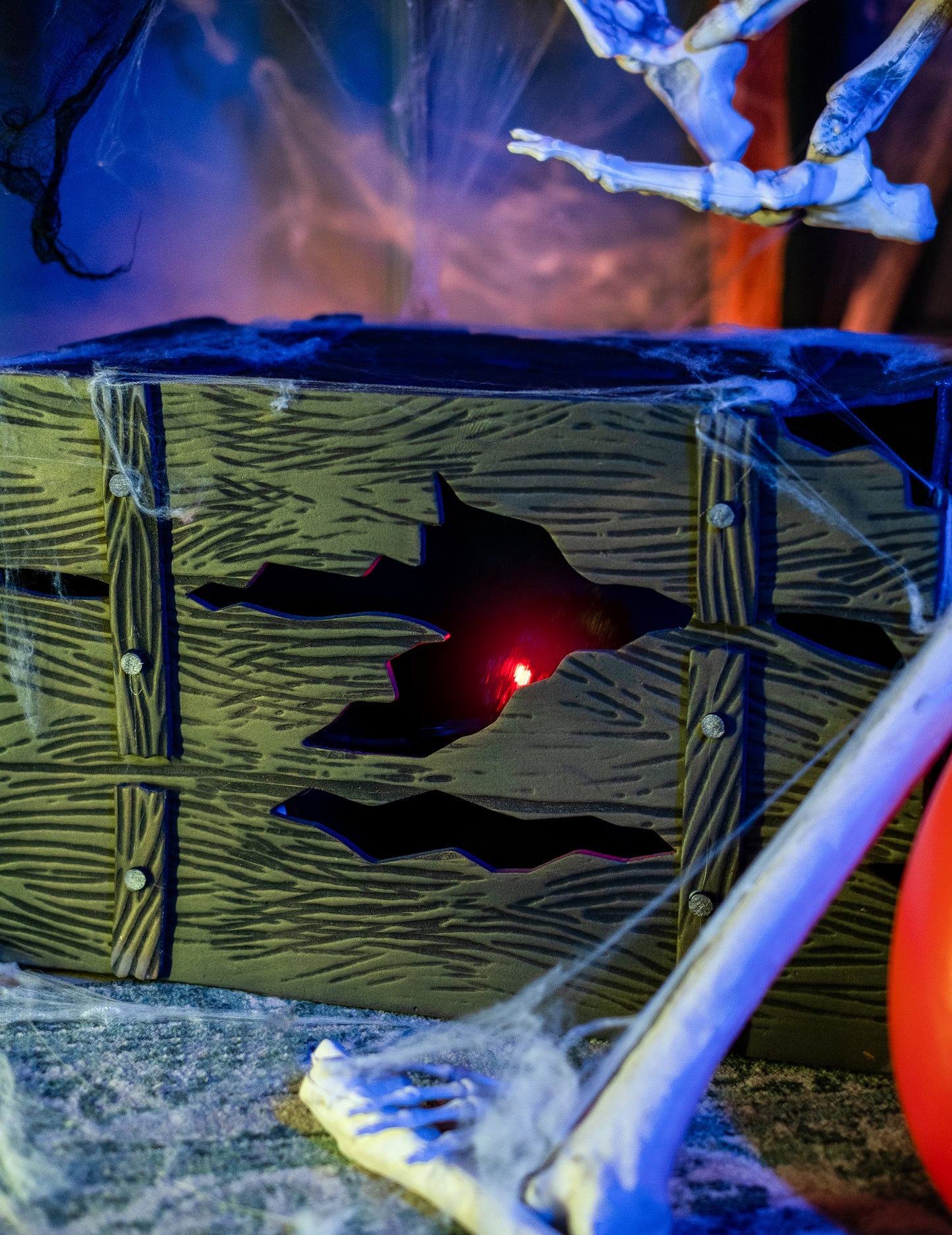 Svjetlo i zvučna škrinja sa skrivenim stvorenjem 46 x 30 cm