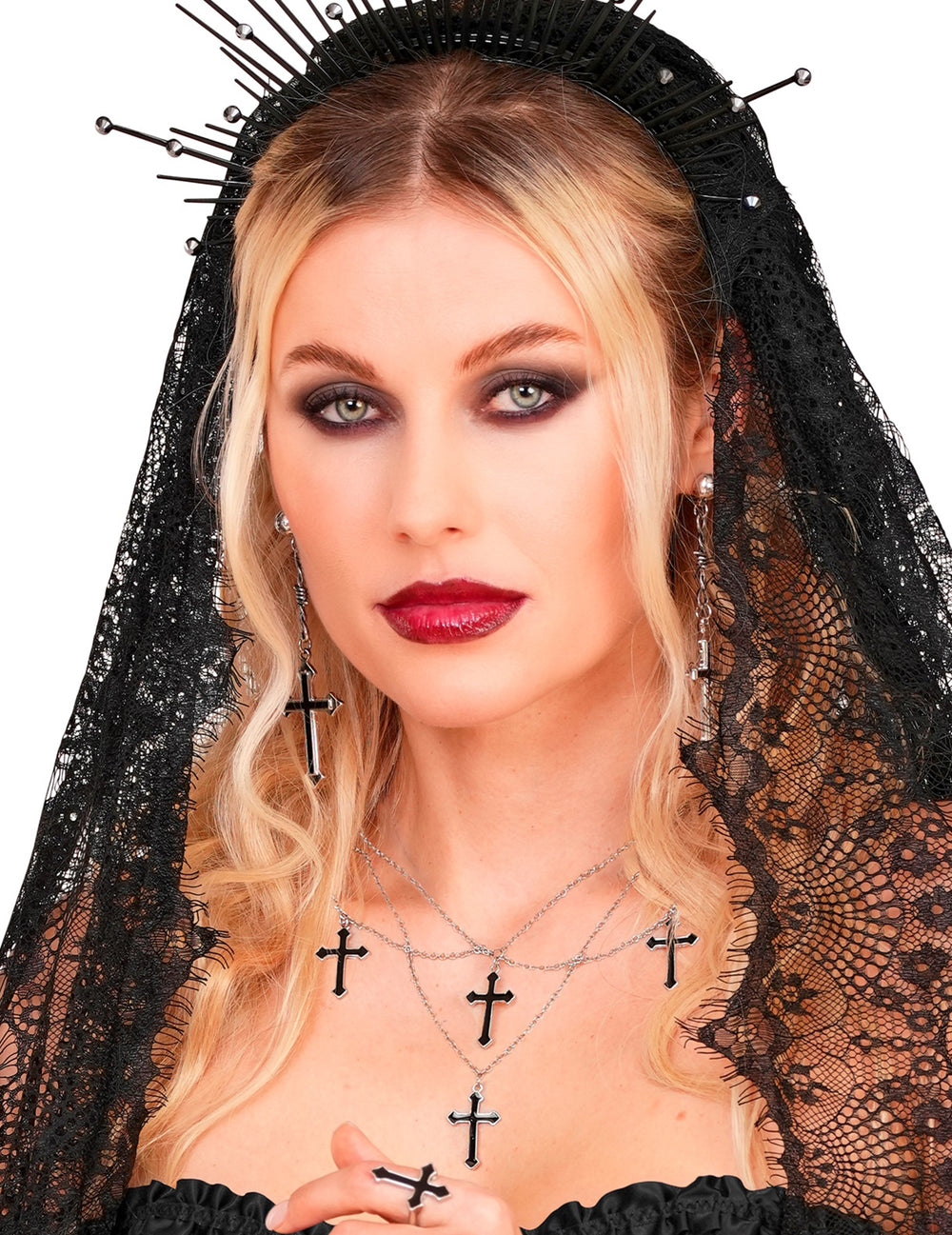 Gros plan du collier croix gothiques noires pour adulte