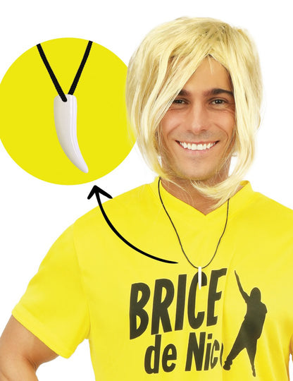 Gros plan sur le pendentif du collier dent de requin Brice de Nice