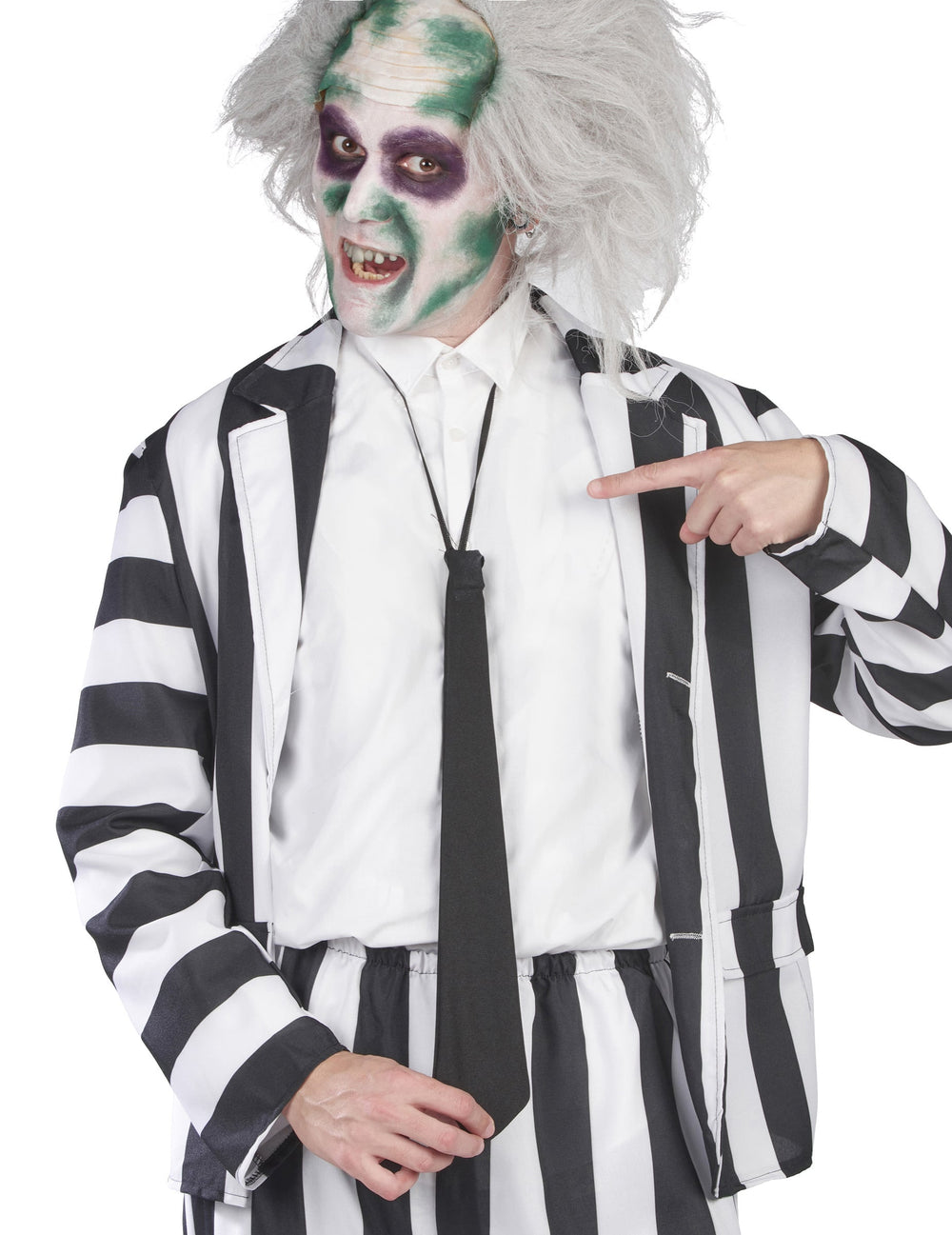Détail de la chemise et de la cravate du costume de fantôme rayé