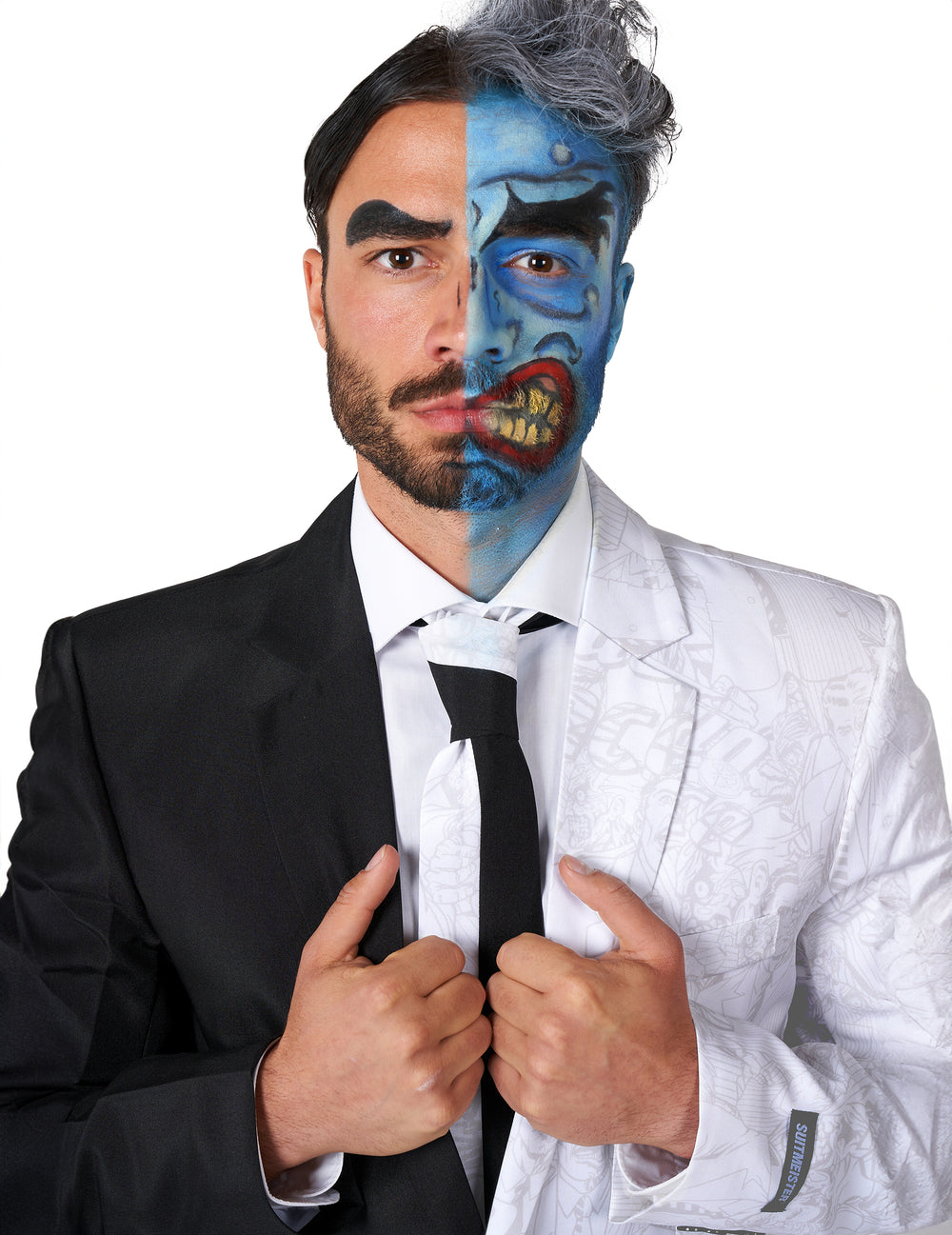 Gros plan sur le buste et le maquillage du Costume Double Face Suitmeister