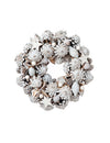Couronne de noël enneigée pour décoration avec pommes de pin et baies blanches