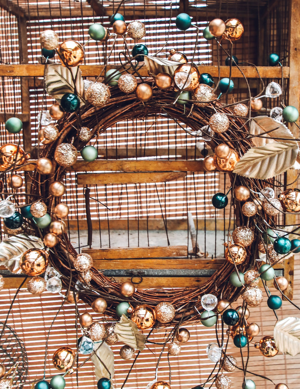 Vue d'ensemble de la couronne décorative branches et boules pailletées pour fête