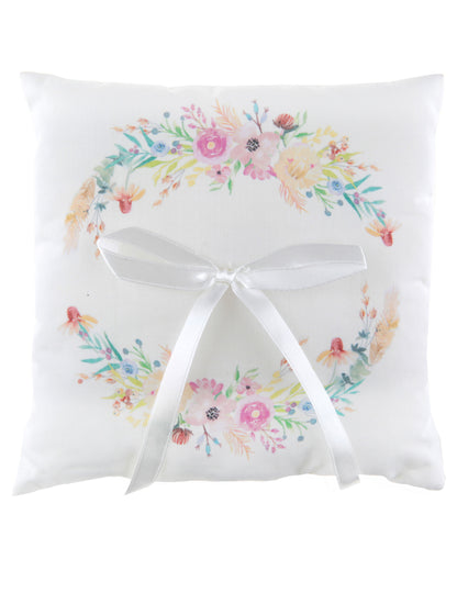 Mise en situation champêtre sur chaise en bois du coussin d'alliances mariage fleuri