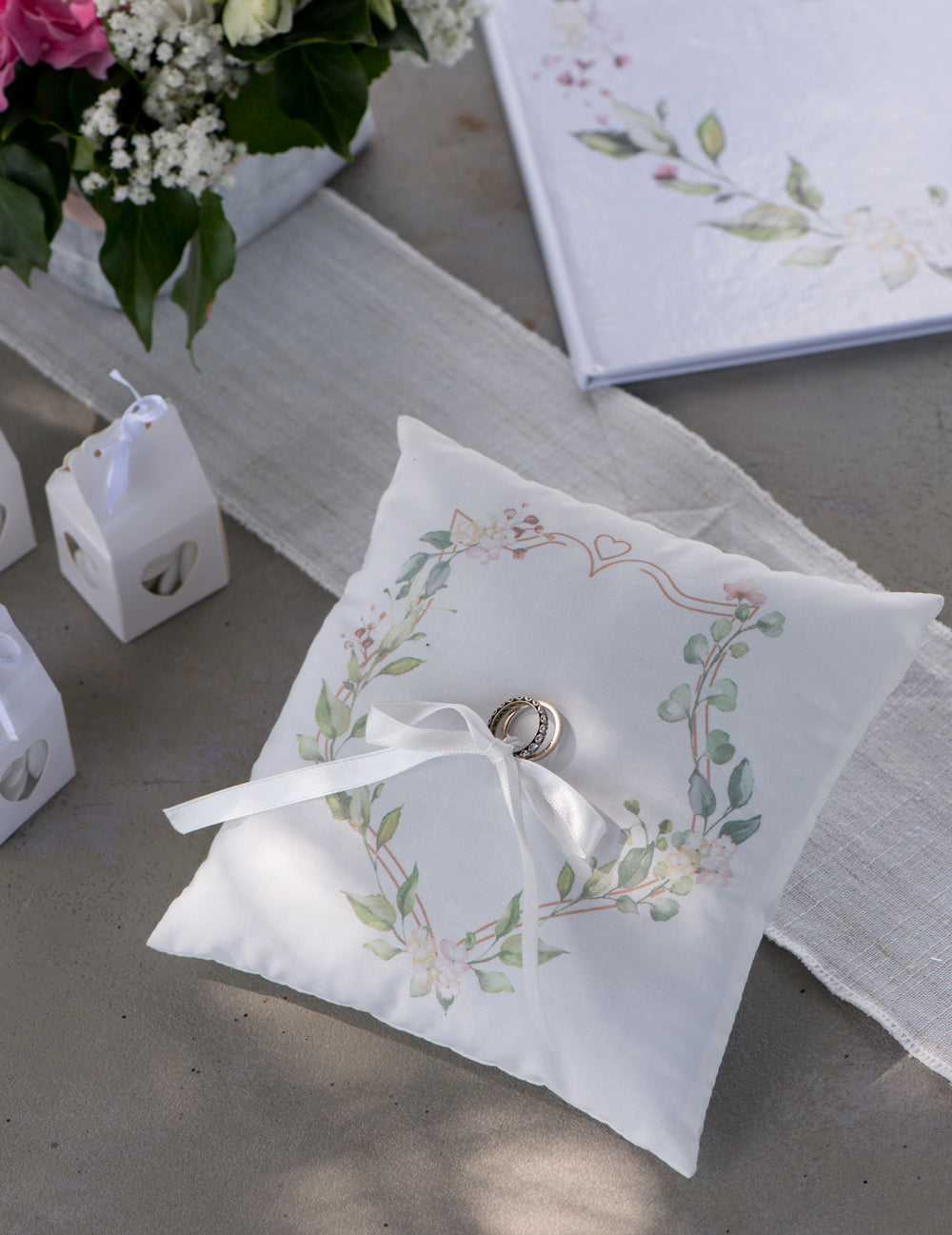 Coussin d'alliances motif végétal pour mariage blanc avec feuilles vertes