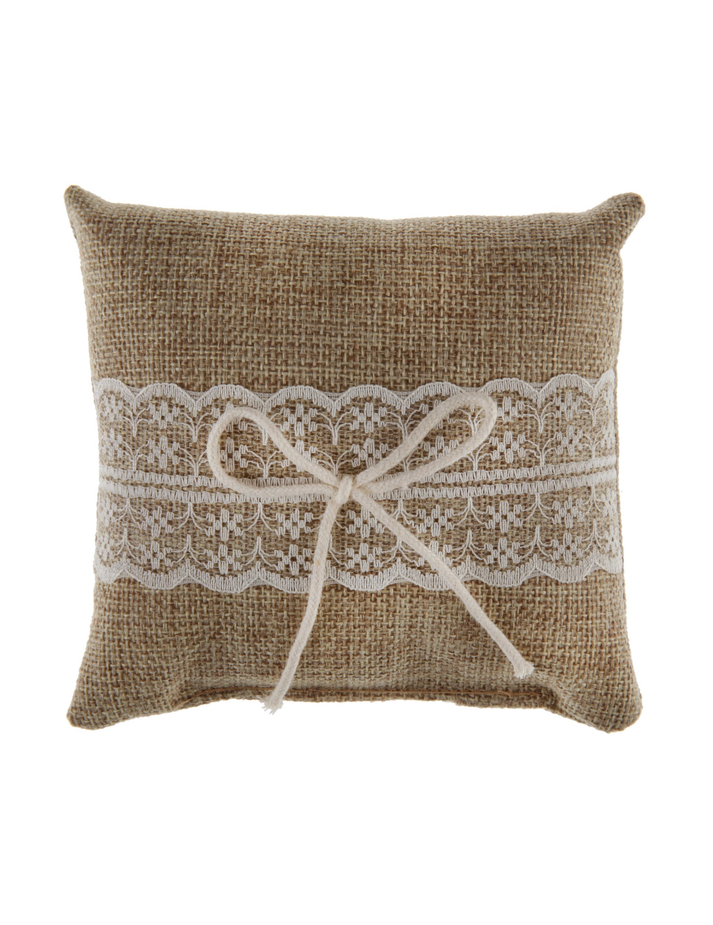 Mise en situation champêtre du coussin pour alliances rustique pour mariage