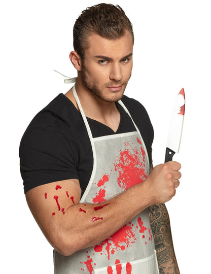 Nož u ruci plastičnog noža za Halloween u krvi