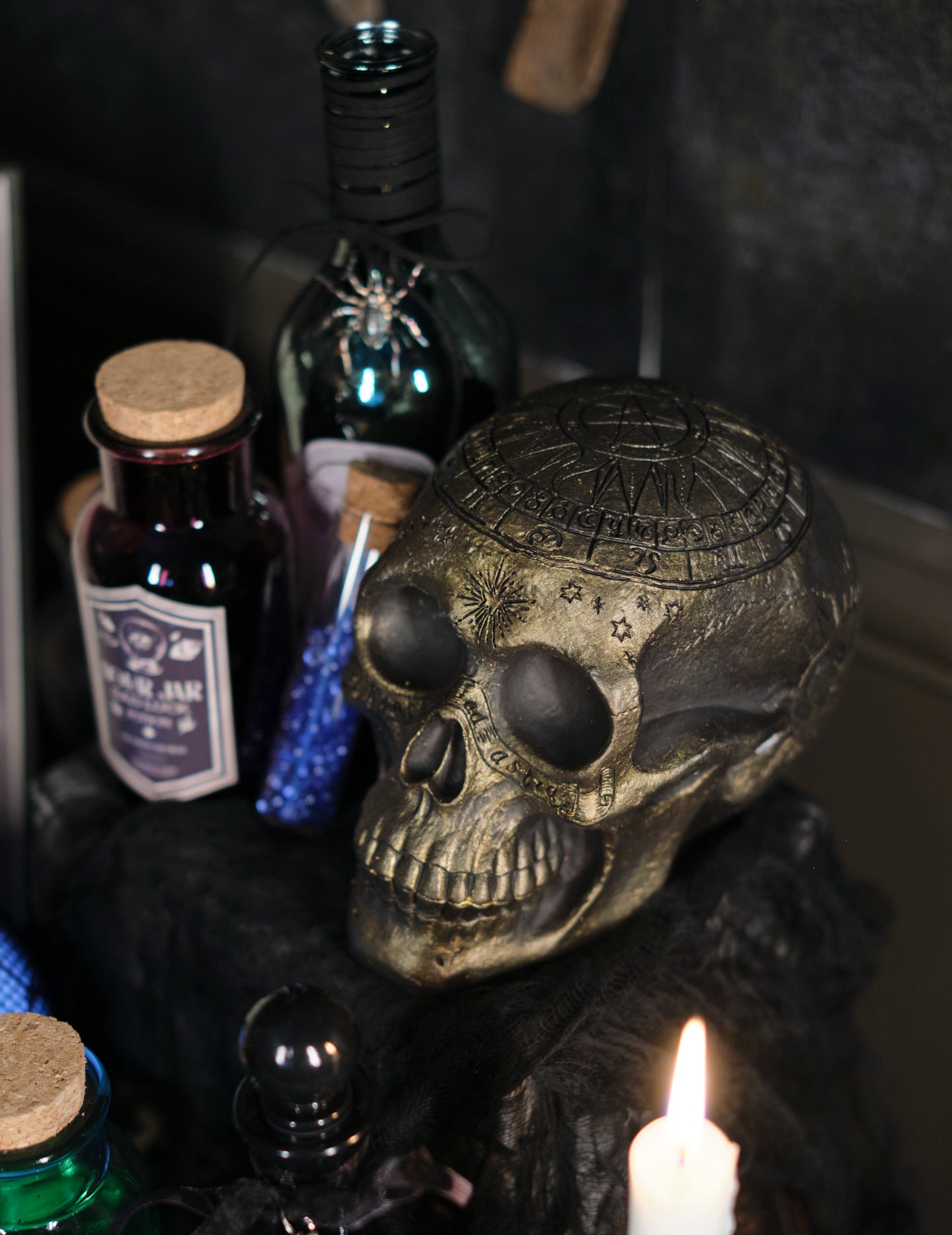 Skeleton lubanja sa zlatnim pentagramom