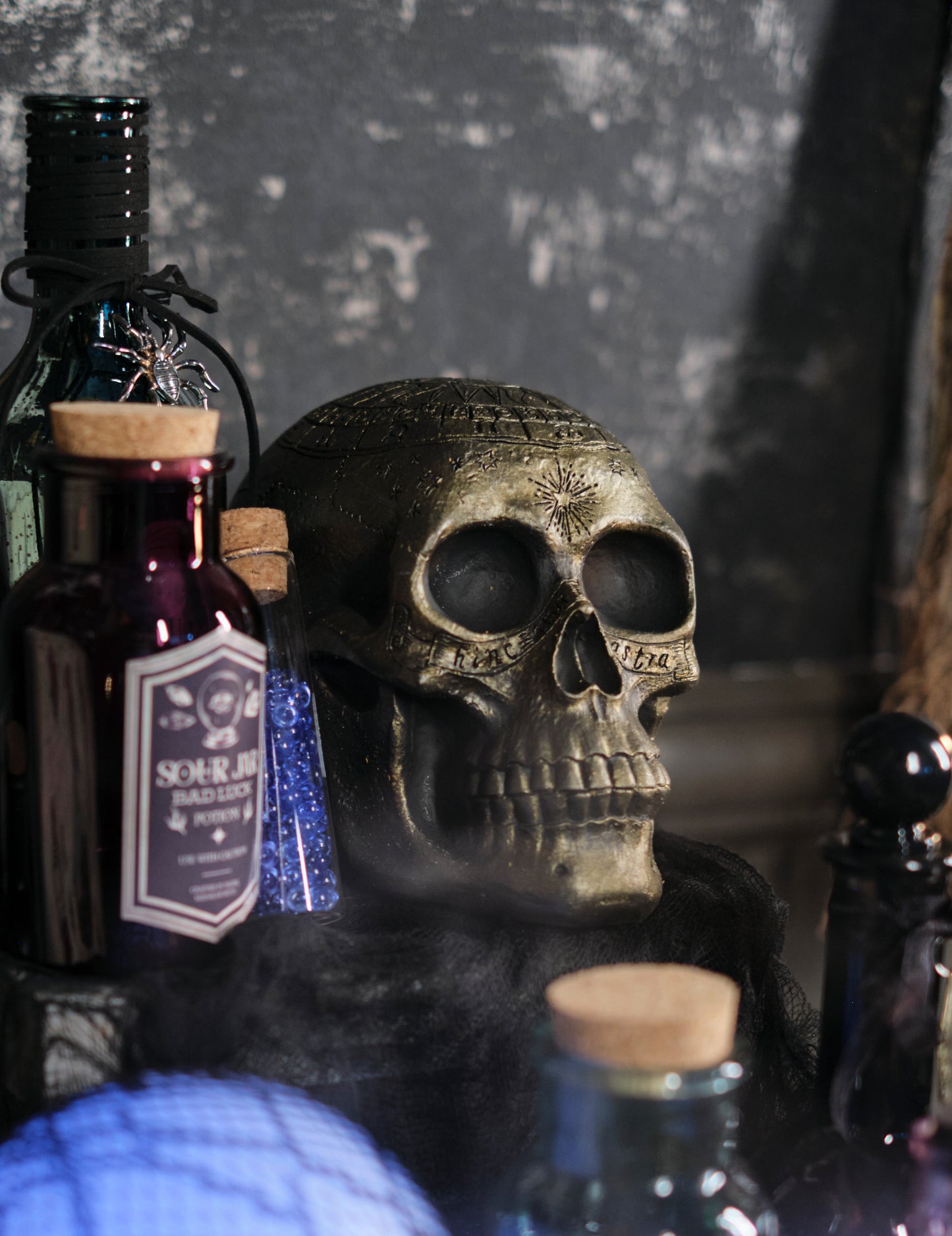 Skeleton lubanja sa zlatnim pentagramom