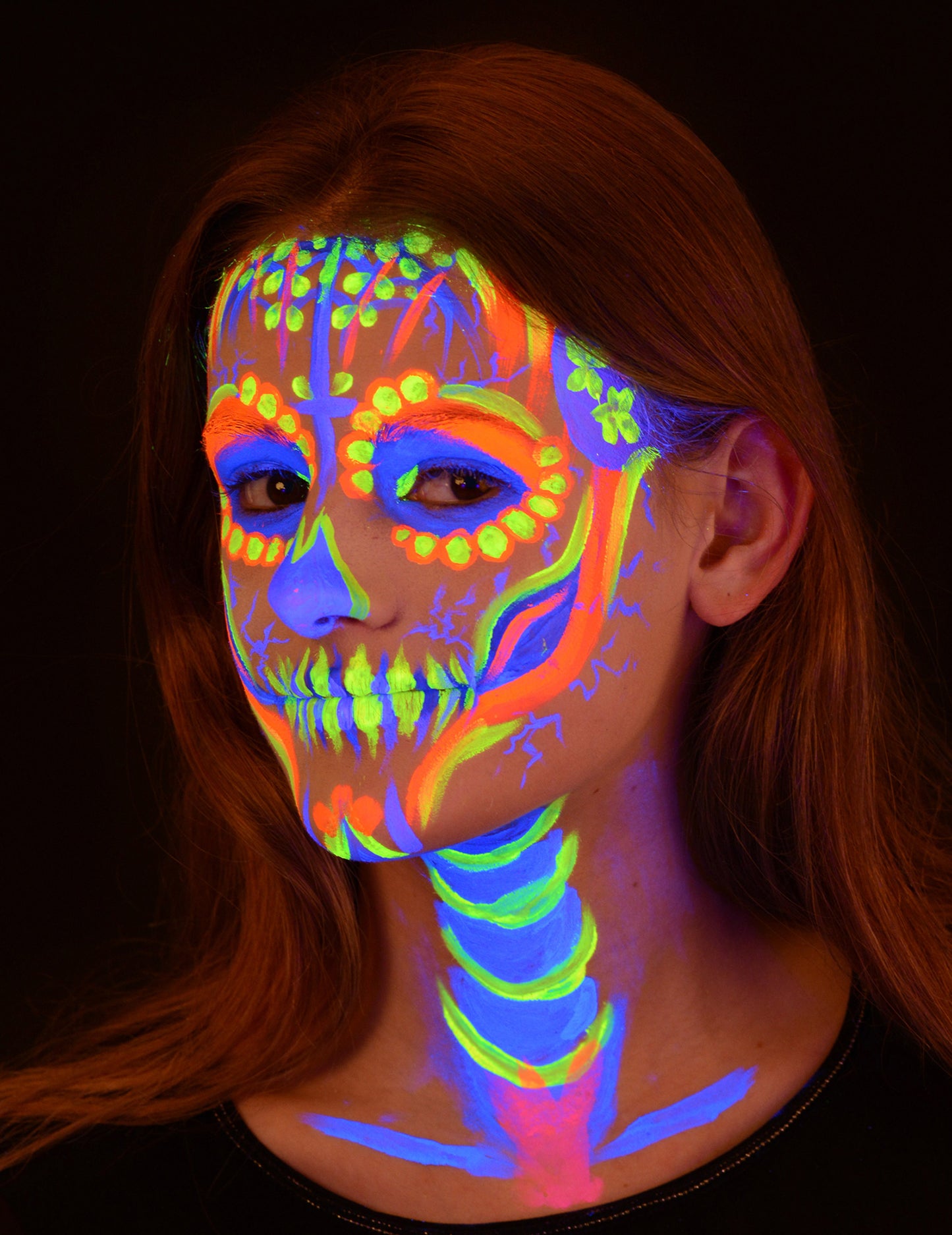 Détail du maquillage fluorescent sur le visage et le cou de la crème maquillage professionnelle UV pour adulte et enfant
