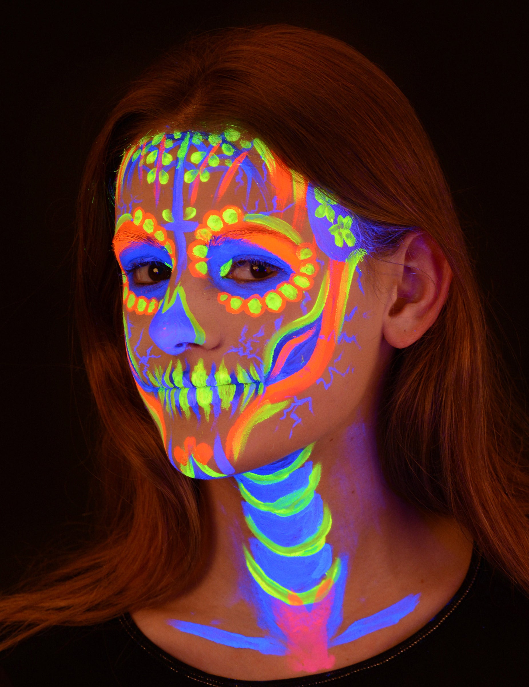 Détail du maquillage fluorescent sur le visage et le cou de la crème maquillage professionnelle UV pour adulte et enfant