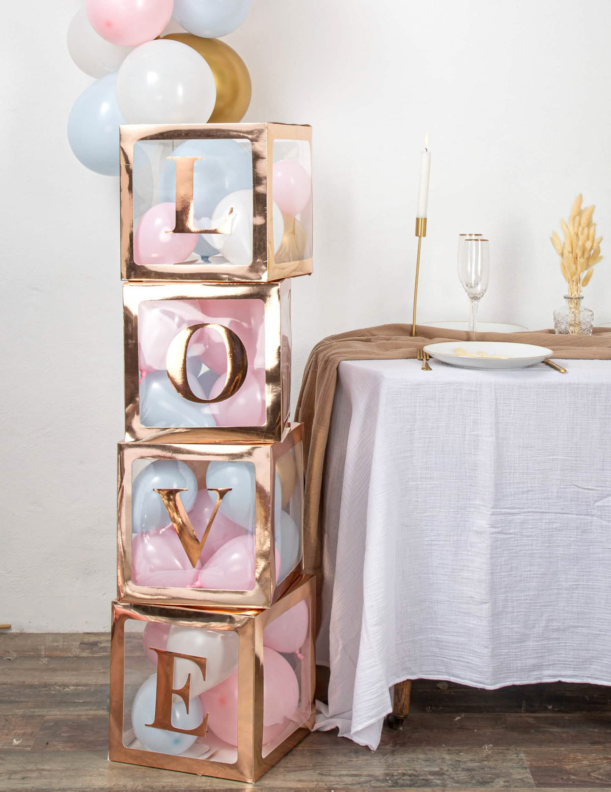 Složene kocke koje tvore riječ LOVE od transparentne kocke s balonima za personalizaciju za dekoraciju zabave u rozo zlato
