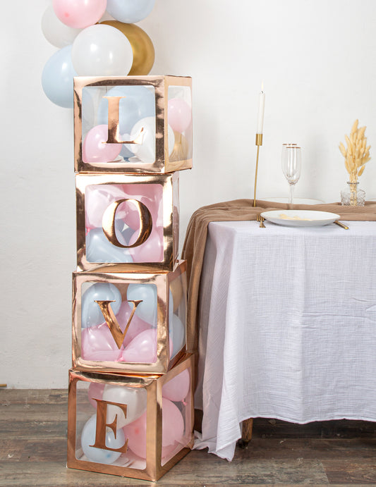 Cubes empilés formant le mot LOVE du cube à ballons transparent à personnaliser pour décoration de fête rose gold