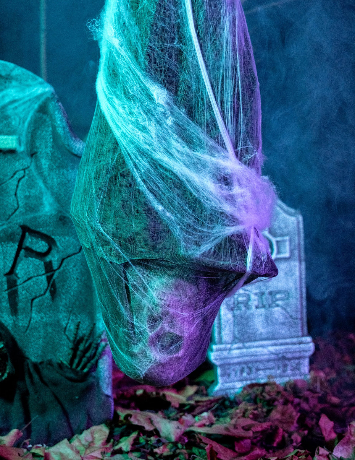 Décoration à suspendre cocon corps pour Halloween blanc avec crâne et toiles d'araignée
