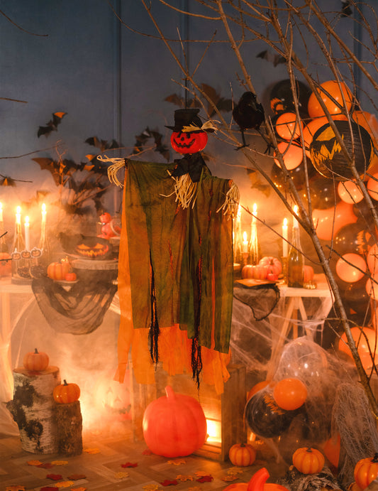 Mise en scène de la décoration à suspendre épouvantail citrouille pour Halloween