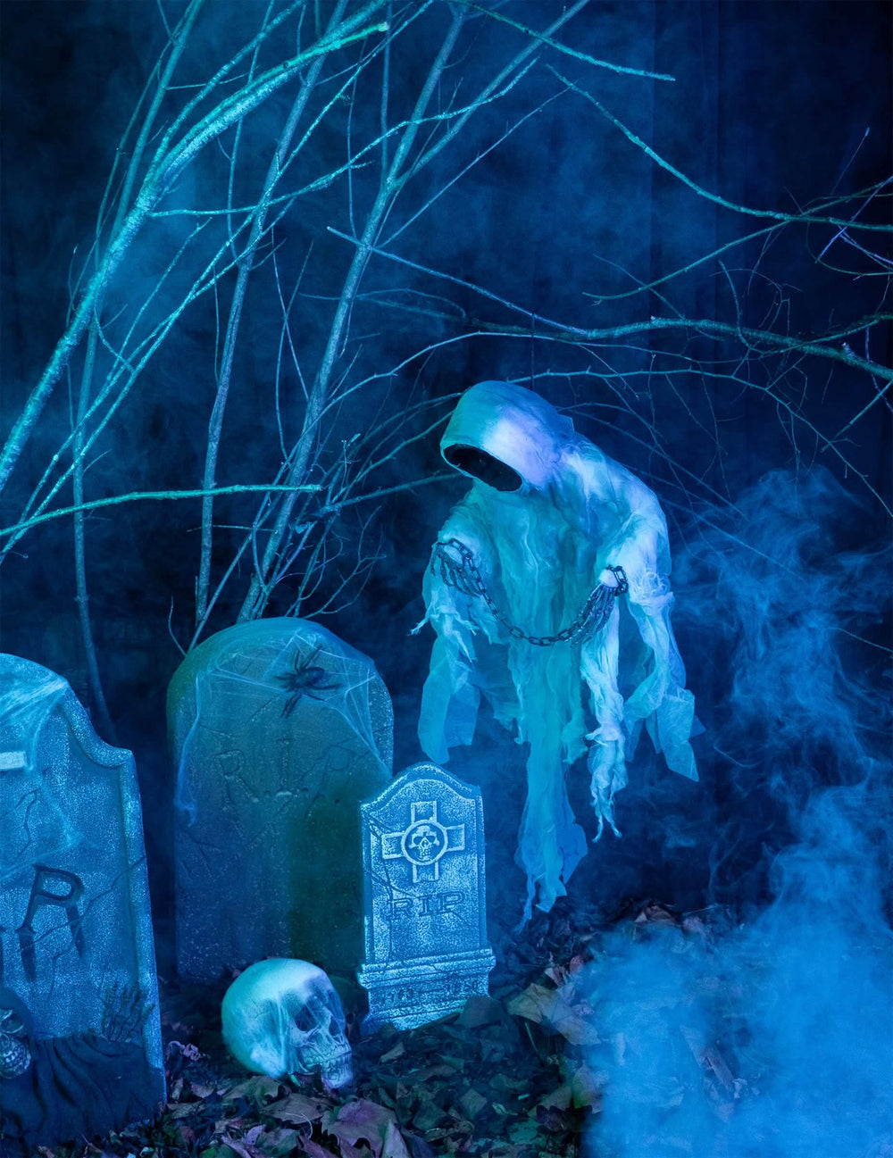 Ovješena dekoracija kostur u lancima za halloween bijela i plava svjetlucava