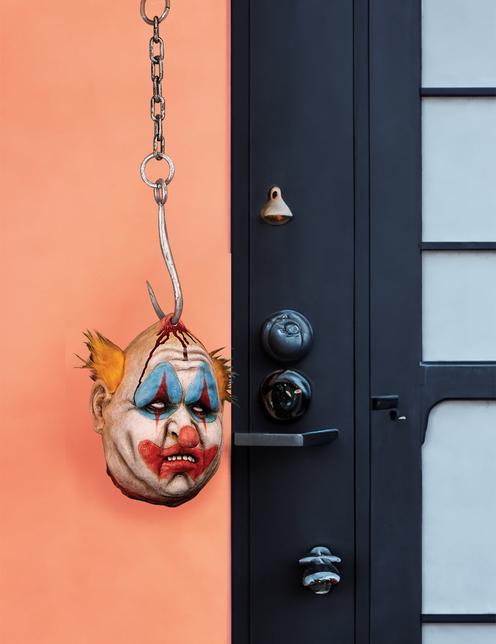 Mise en situation devant une porte de la décoration à suspendre tête de clown