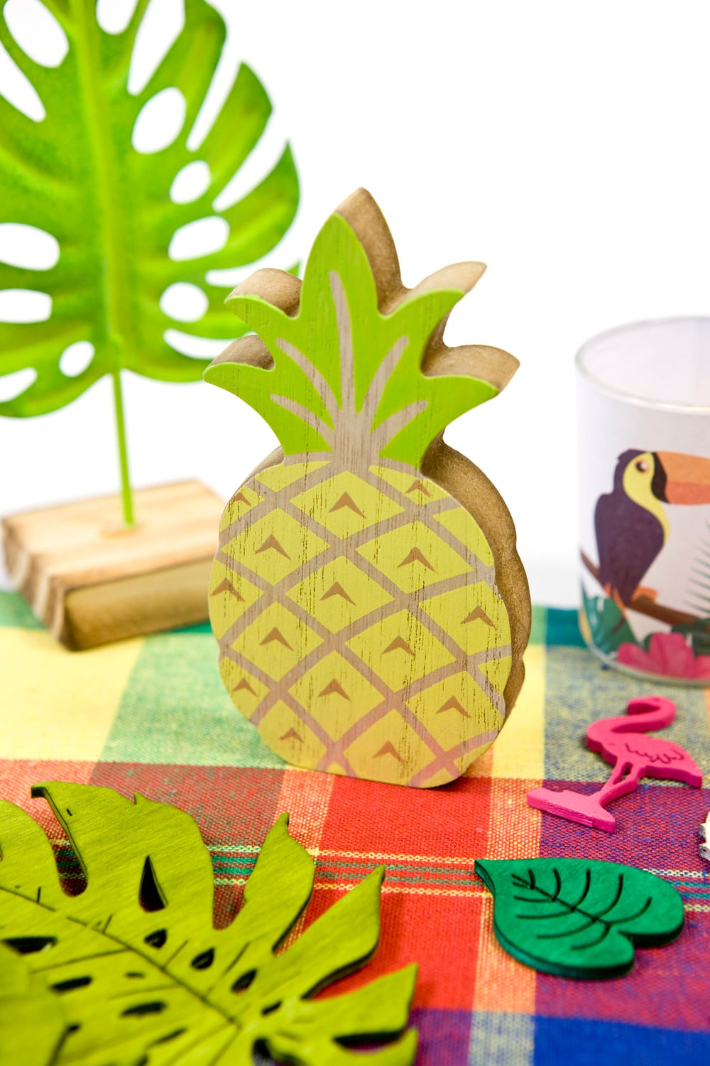 Mise en scène de la décoration ananas en bois jaune et vert