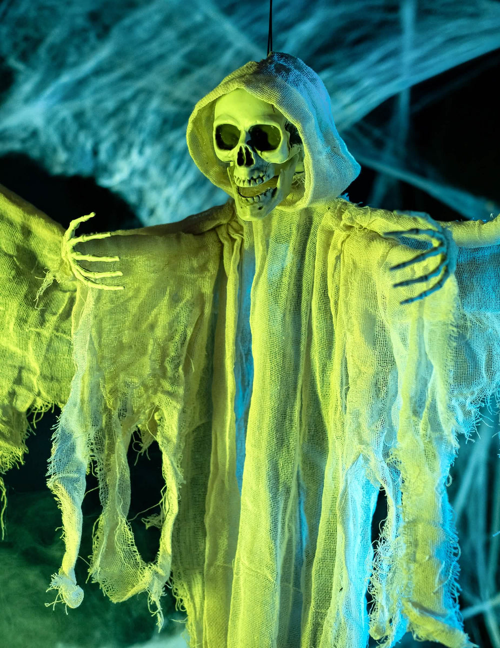 Krupni plan lica i ruku viseće dekoracije bijela skeletna anđeo