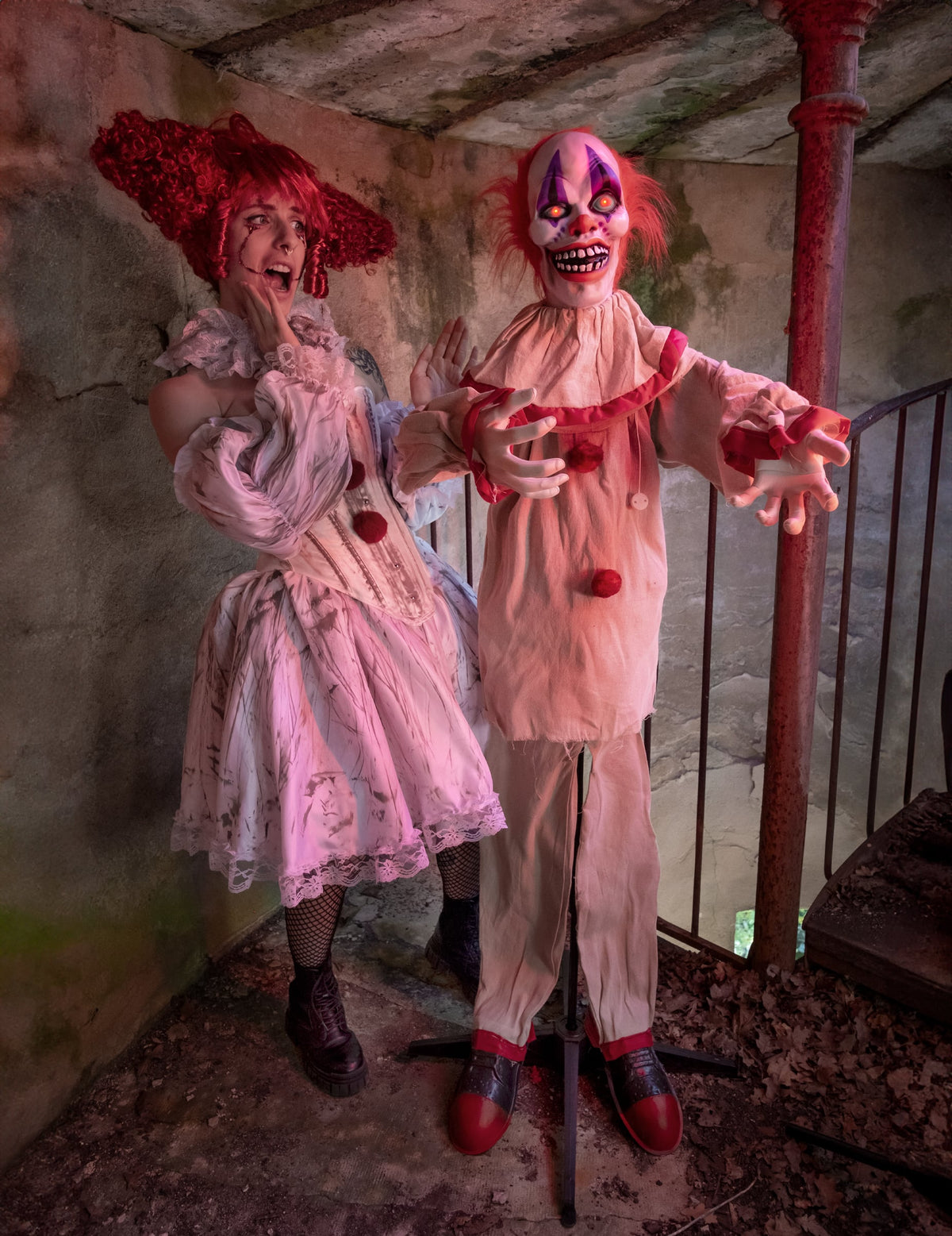 Décoration animée Clown Effrayant beige et rouge avec yeux lumineux