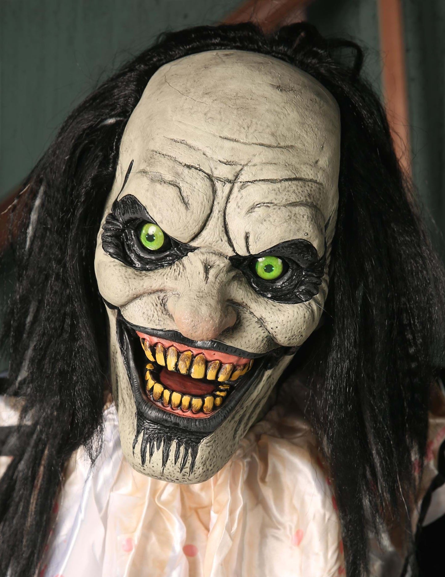 Animirani ukras Zastrašujući klaun s visećim djetetom s pokretima i svjetlima 2.15m