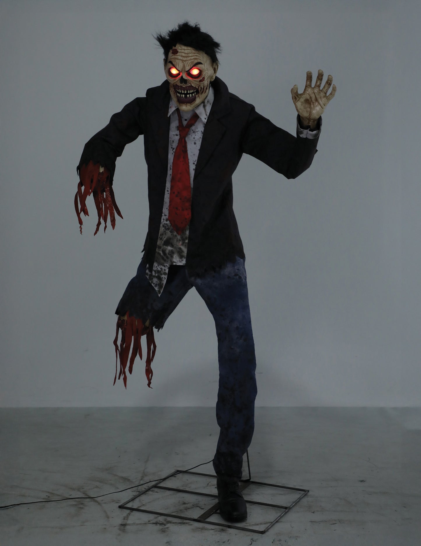 Animirana dekoracija slomljenog zombija sa zglobnim rukama, zvukom i svjetlima, 1,8 m